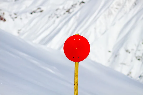 Rött undertecknar med snöiga bakgrund — Stockfoto