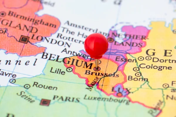 Pushpin rojo en el mapa de Bélgica — Foto de Stock