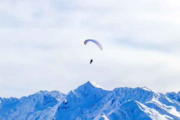 Parapente au-dessus des montagnes enneigées — Photo