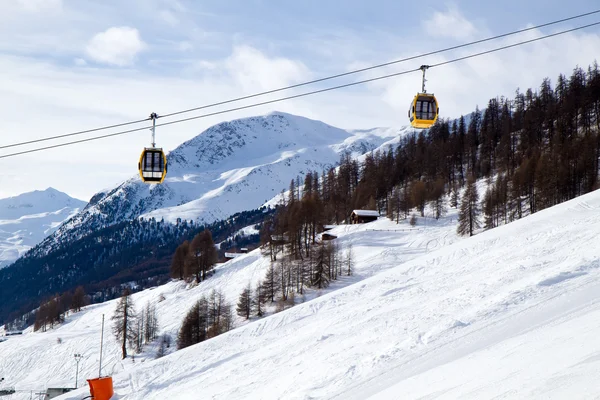 Deux téléphériques au-dessus de la piste de ski — Photo