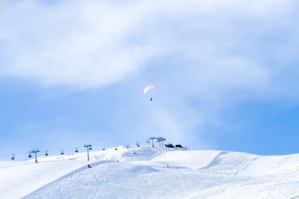 Parapente con esquís por encima de la pista de esquí —  Fotos de Stock