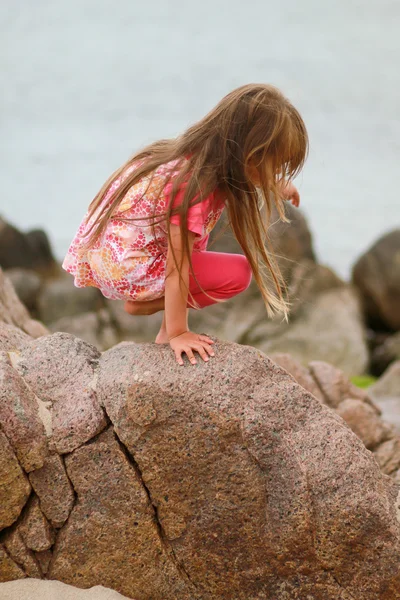 Fiatal lány a boulder — Stock Fotó