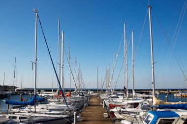 yelkenli tekne ile Marina