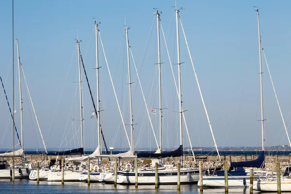 Yelkenli teknelerde Harbor — Stok fotoğraf