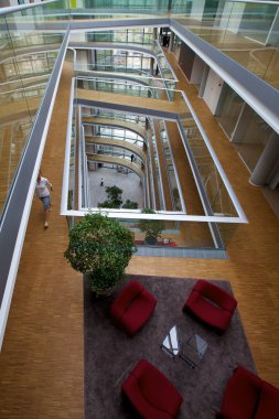 Ofis Binası ile kırmızı koltuklar