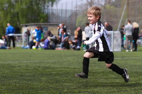 Çocuk futbol oynuyor. — Stok fotoğraf