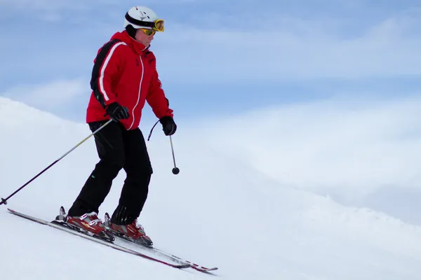Mężczyzna narciarz — Zdjęcie stockowe