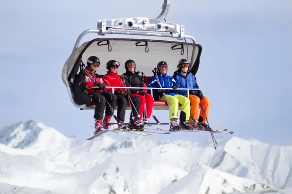 Fem skidåkare i skilift — Stockfoto