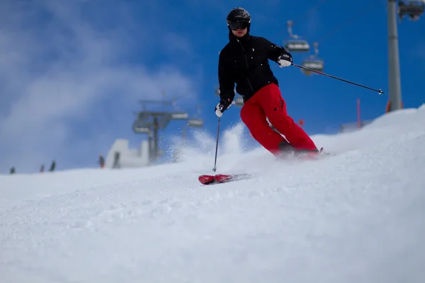 Mężczyzna narciarz pozycji w dół — Zdjęcie stockowe