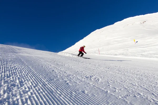 Skiër op geprepareerde skihelling — Stockfoto