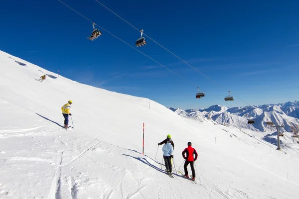 Четыре лыжника на лыжном склоне — стоковое фото