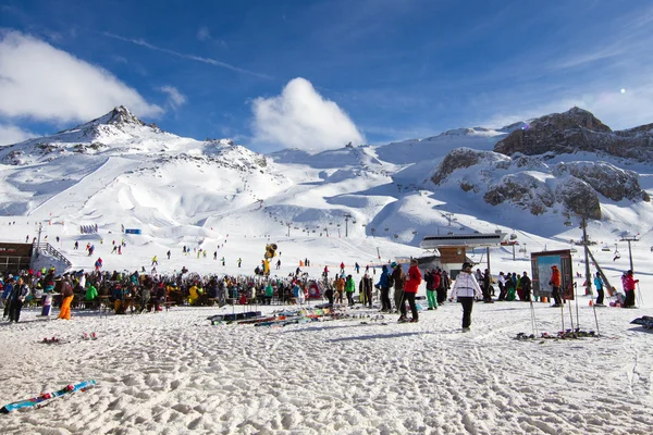 Лыжники на горнолыжном курорте — стоковое фото