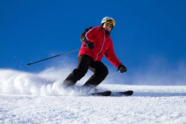 Hombre esquiando en pista de esquí — Foto de Stock