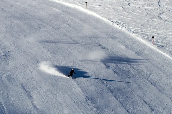 Skiër op zwarte skipiste — Stockfoto