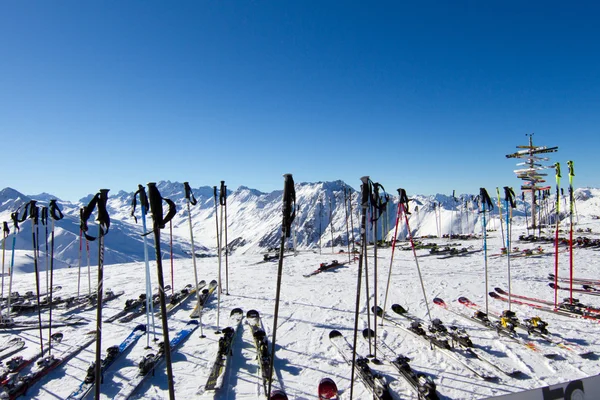 Лыжи и лыжные палки — стоковое фото