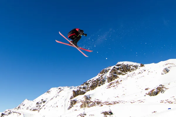 Skifahrer macht Big Air — Stockfoto