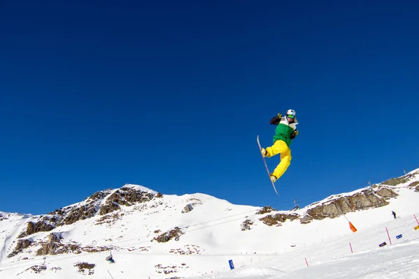 Bir sıçrama gerçekleştirmek snowboarder — Stok fotoğraf