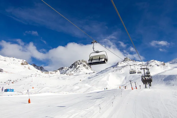 Stoeltjeslift in skiresort — Stockfoto