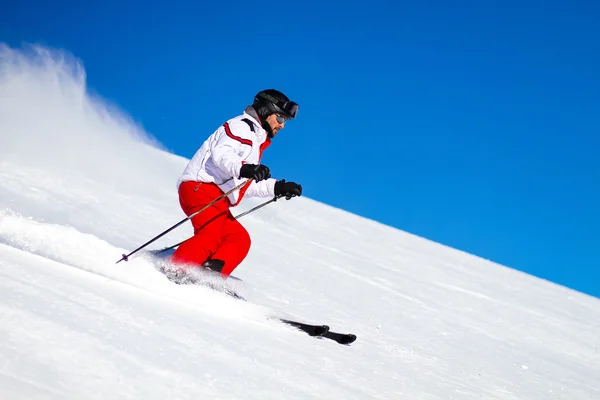 Hombre esquiador exceso de velocidad por la pista de esquí — Foto de Stock