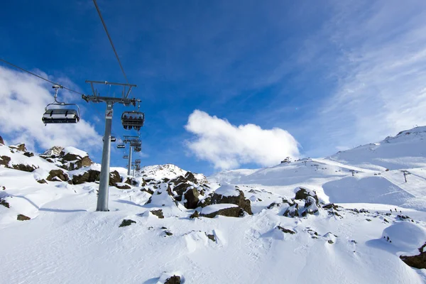 Stoeltjeslift boven rotsen — Stockfoto