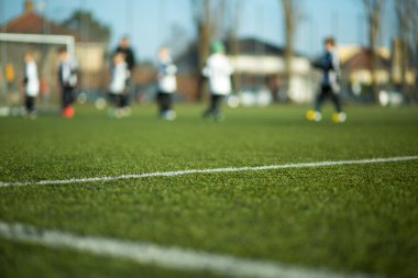 futbol oynayan bulanık çocuklar