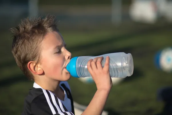 Junge trinkt Wasser — Stockfoto