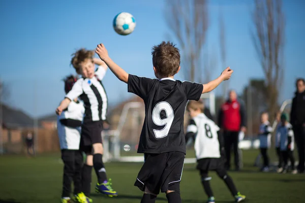Meninos jogando futebol — Fotografia de Stock