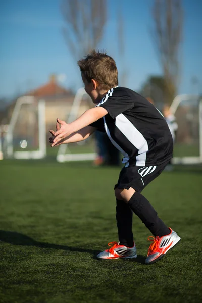 Giovane calcio che gioca facendo gesti mano — Foto Stock