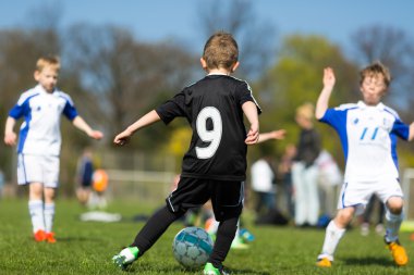 çocuğun futbol maçı sırasında top sürme