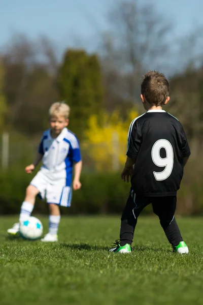 Dois miúdos a jogar futebol — Fotografia de Stock