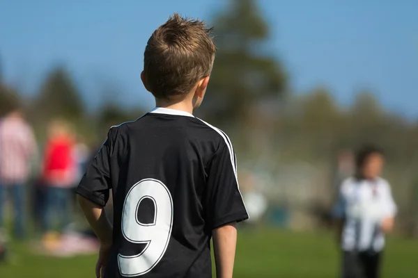 Хлопчик під час футбольного матчу — стокове фото