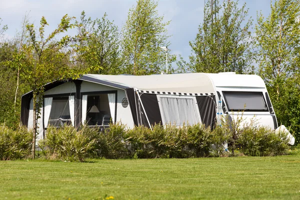 Caravan e tenda da campeggio — Foto Stock