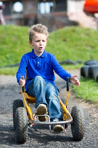 Chłopiec jazdy buggy księżyca — Zdjęcie stockowe