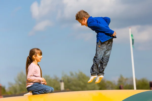 Springende Kinder — Stockfoto