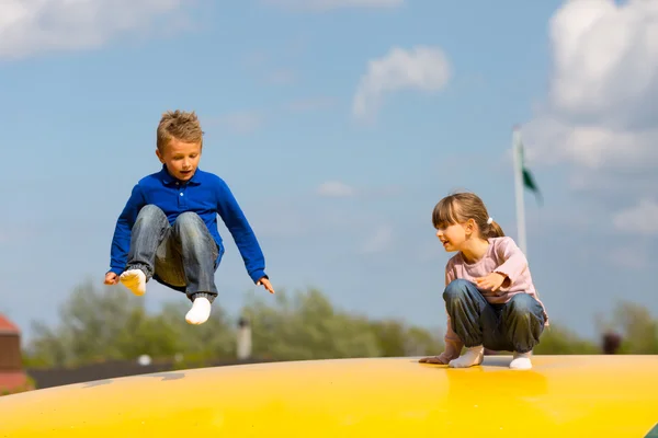 Saltando niños — Foto de Stock