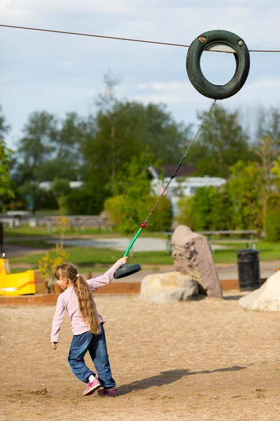 Pige trækker flyvende ræv - Stock-foto