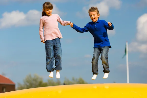 Saltando niños — Foto de Stock