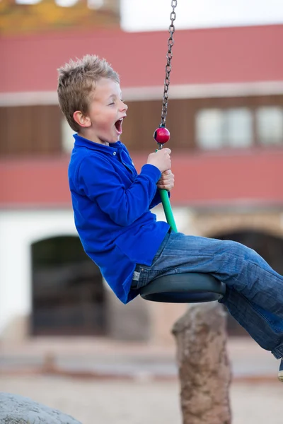 Pojke på flying fox — Stockfoto