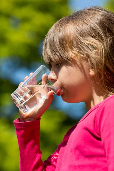 Ragazza acqua potabile — Foto Stock