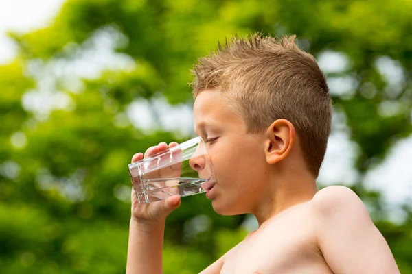 Niño bebiendo agua —  Fotos de Stock