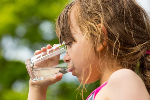 Chica beber agua —  Fotos de Stock