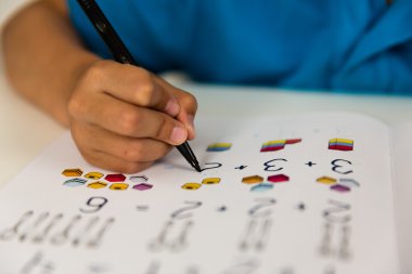 Çocuk ödevini yapıyor.