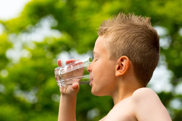 Junge trinkt Wasser — Stockfoto