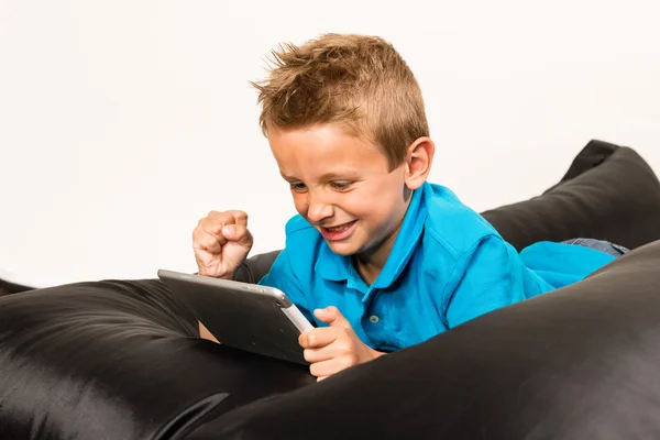 Jongen met Tablet PC- en verhoogde hand — Stockfoto