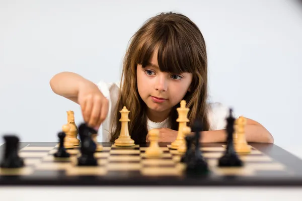 Girl playing chess — Stock Photo, Image