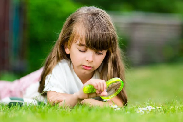 Menina com microscópio — Fotografia de Stock