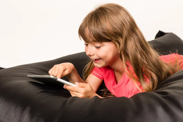 Glückliches Mädchen mit Tablet — Stockfoto