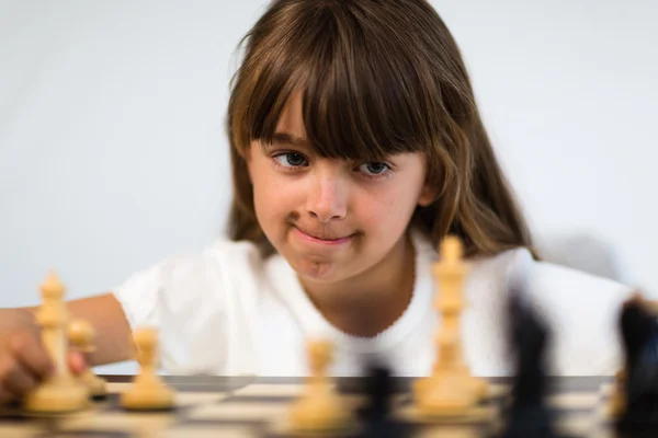 Chica jugando ajedrez — Foto de Stock