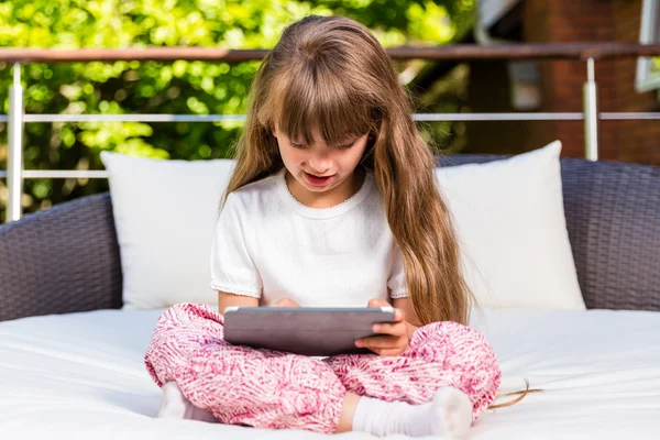 Menina brincando com seu tablet — Fotografia de Stock