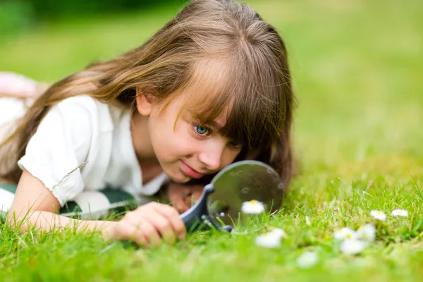 Jong meisje met Vergrootglas — Stockfoto